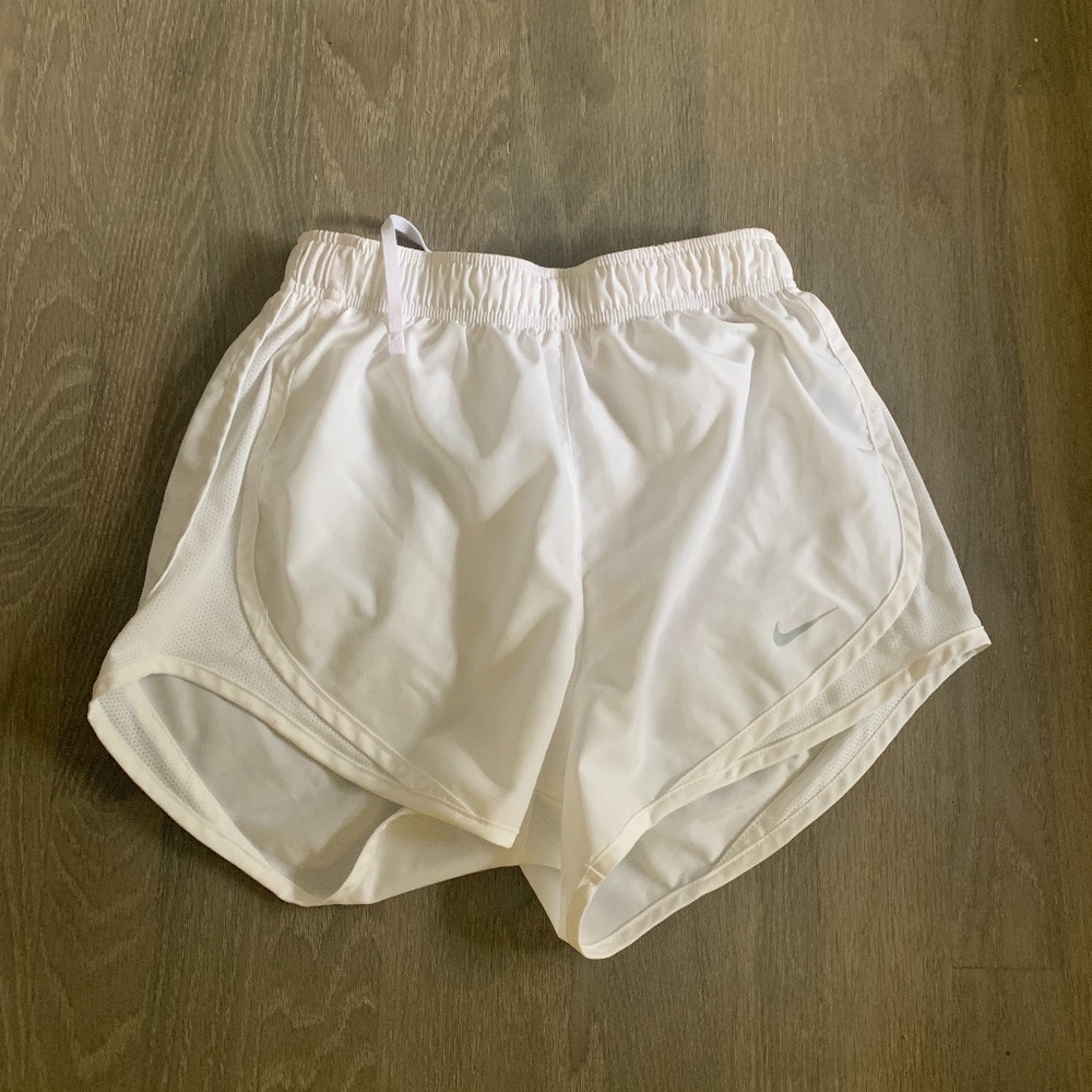 WHITE NIKE SHORTS